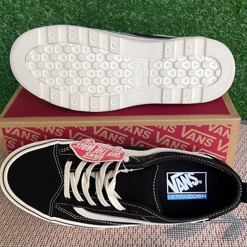 Vans Men’s Sentry Old Skool (Canvas) Black/Marshmallow
VN0A5KR3VQE
Sneakers - Picture 14 of 16